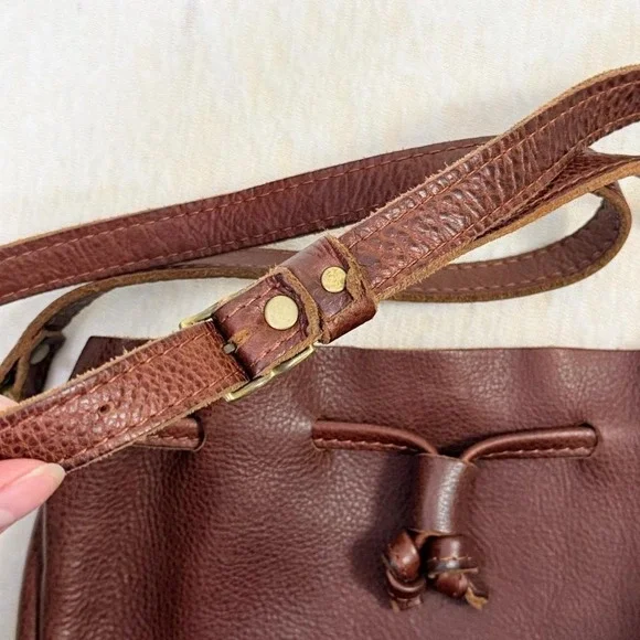 Portland Leather Brown Drawstring Bucket Crossbody Bag Adjustable Strap - Picture 3 of 8